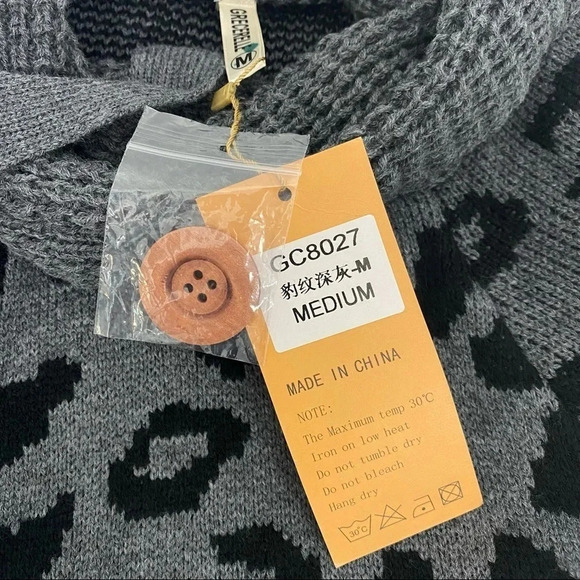 NWT Grecerelle Sweater Gray Cheetah Cowl Neck Asymmetric Button Tulip Hem Size M - Picture 8 of 9